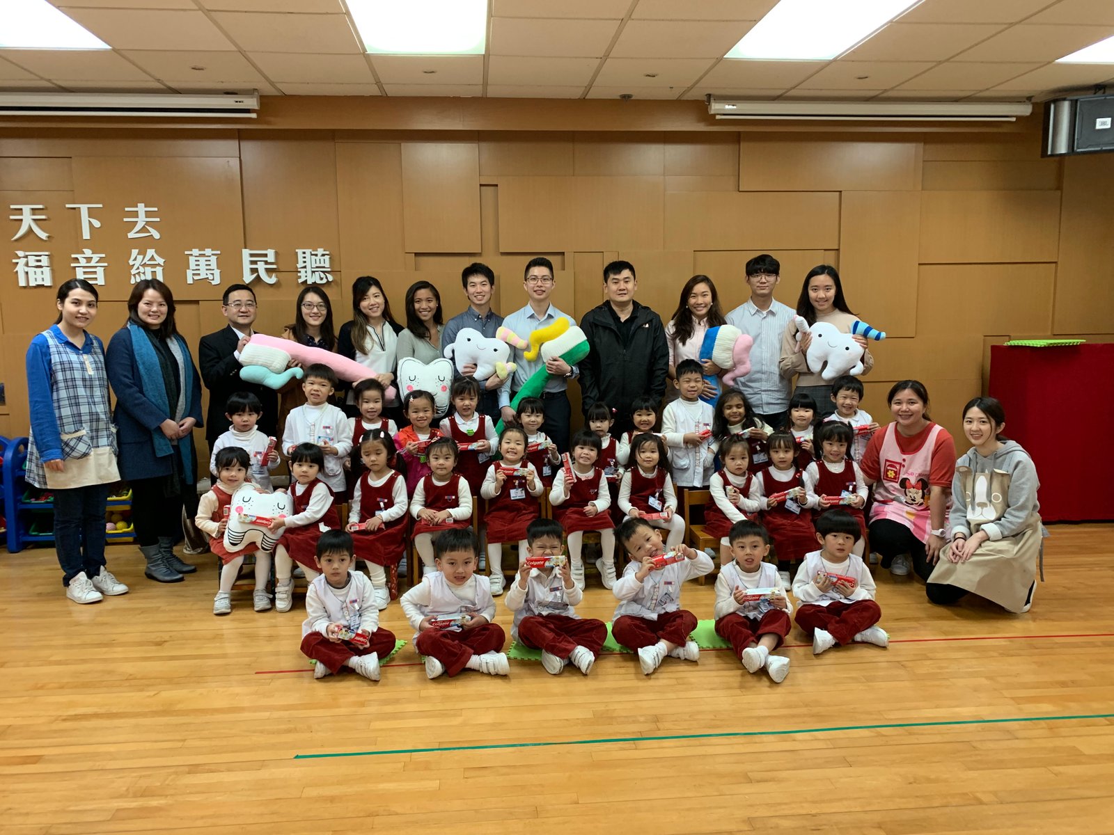 為小朋友檢查牙齒服務 - 藍田靈糧幼稚園